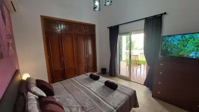 Una televisión o centro de entretenimiento en Villa Mondriana