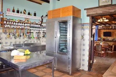 El salón o zona de bar de Elegant Villa in Palenciana with Pool
