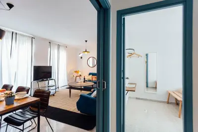 Una televisión o centro de entretenimiento en Stunning and colorful- 4Bd 2Bth- Santa Cruz