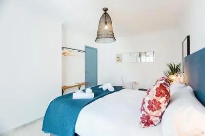 Cama o camas de una habitación en Stunning and colorful- 4Bd 2Bth- Santa Cruz
