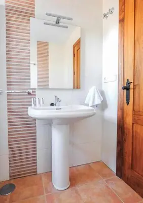 Un baño de Paredones Casa Rural Caminito del Rey