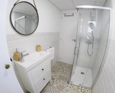 Un baño de Urban Chic Center Santa Marina