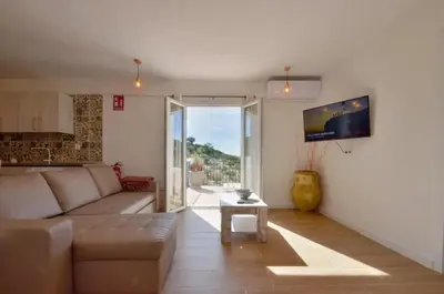 Una televisión o centro de entretenimiento en Elegant House with Pool in Alcaudete