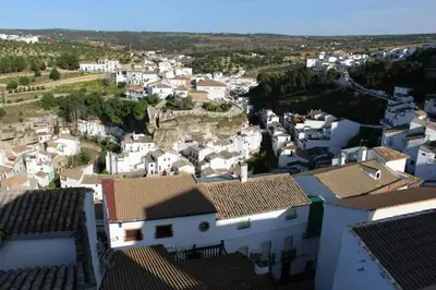 Vista general de Setenil de las Bodegas o vista desde el lodge