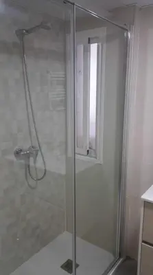 Un baño de SAUCES - PARKING GRATIS - CLIMATIZADO