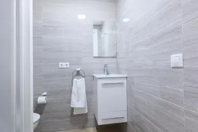 Un baño de Rosas en la Balconada & Apartment with Parking in Córdoba Historic Center
