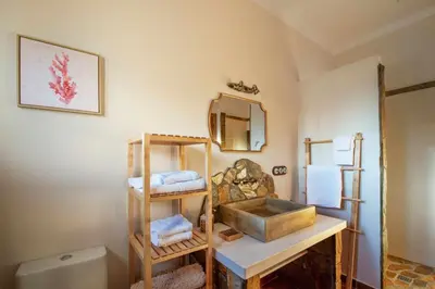 Un baño de La Garrida, casa con encanto cerca de Córdoba