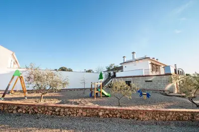 Zona de juegos infantil en La Garrida, casa con encanto cerca de Córdoba