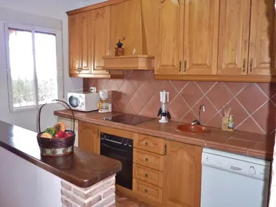 Una cocina o zona de cocina en Cottage with Pool Views