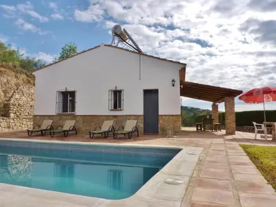 Piscina en o cerca de Cottage with Pool Views