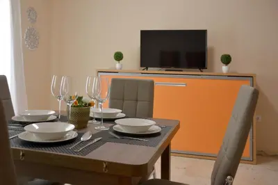Una televisión o centro de entretenimiento en Apartamentos Casa-Patio Las Palmeras