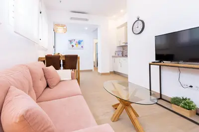 Una televisión o centro de entretenimiento en Nine O'Clock Metrosol