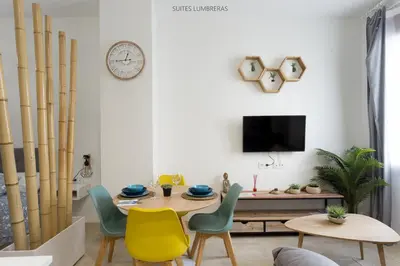 Una televisión o centro de entretenimiento en Suites Lumbreras