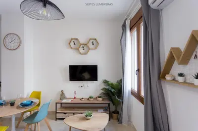 Una televisión o centro de entretenimiento en Suites Lumbreras