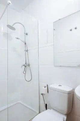 Un baño de HomeySeville-Lovely Duplex at Santa Cruz 10 pax, Parking Optional