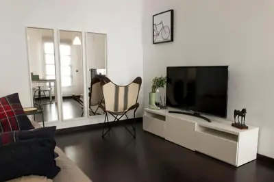 Una televisión o centro de entretenimiento en La Casa de Pepón
