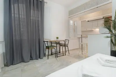 Una cocina o zona de cocina en Panther Home Alameda II