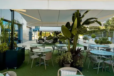 Un restaurante o sitio para comer en Hilton Garden Inn Sevilla