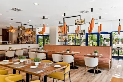 Un restaurante o sitio para comer en Hilton Garden Inn Sevilla