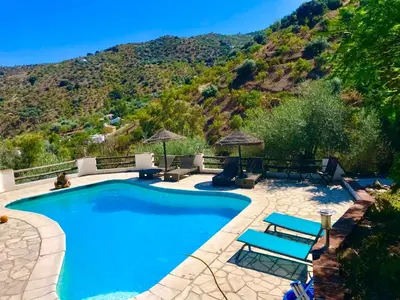 Piscina en o cerca de Cortijo Cuscurro