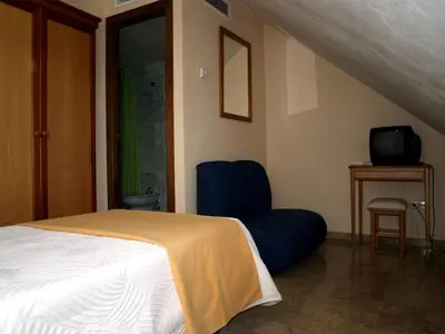 Una televisión o centro de entretenimiento en Hotel Al-Yussana
