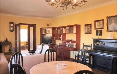 Una cocina o zona de cocina en 3 Bedroom Awesome Home In Hornachuelos