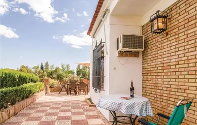 Un balcón o terraza de 3 Bedroom Awesome Home In Hornachuelos