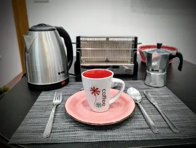 Utensilios para hacer té y café en ALOJAMIENTO LANZA en el CORAZÓN DE SEVILLA