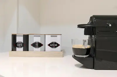 Utensilios para hacer té y café en AvantiStays Huerto del Rey, acogedor y con encanto