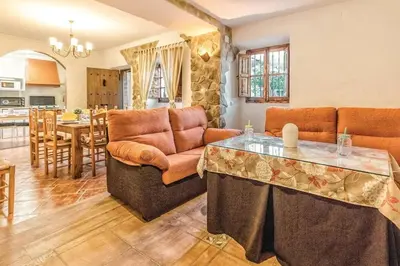 Zona de estar de Charming Villa in Mondrón with Private Pool