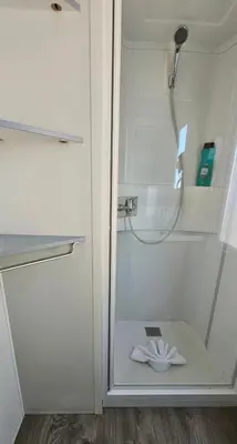 Un baño de LAS CABAÑAS DEL LAGO En temporada incluye acceso piscina Las 2 columnas!