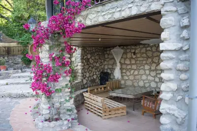 Jardín al aire libre en Hostal Caseria San José de Hutar