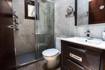 Un baño de Casa Rural con skatepark y piscina 