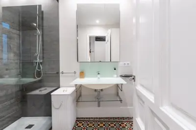 Un baño de AoA Green Gardens Suites