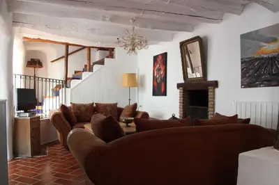Una televisión o centro de entretenimiento en Casa de Familia Cortijo La Cubertilla