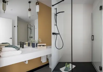 Un baño de Feria Pool & Luxury