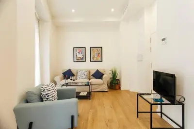 Una televisión o centro de entretenimiento en Cozy and modern- 2Bd 1Bth - Las Setas