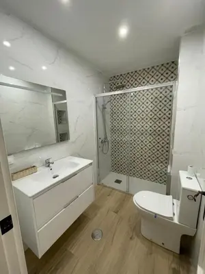 Un baño de Bernardo López con opción a parking