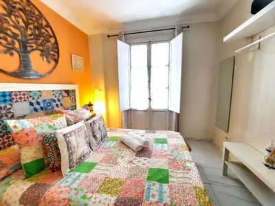 Cama o camas de una habitación en Budget and cute rooms with balcony Sevilla center