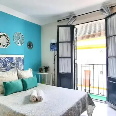 Budget and cute rooms with balcony Sevilla center