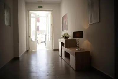 Una televisión o centro de entretenimiento en Apartamentos La Laguna