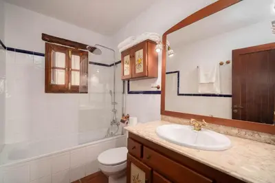 Un baño de Villa with views and private pool near Malaga.