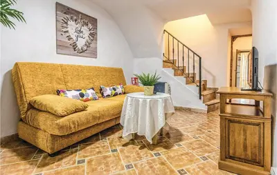 Zona de estar de Beautiful Home In Periana With Kitchen