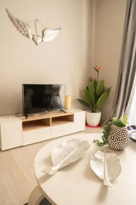 Una televisión o centro de entretenimiento en GoToSeville ALTAIR SUITES