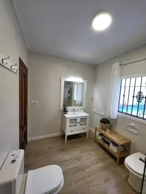 Un baño de Charming villa near Córdoba with private pool