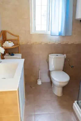 Un baño de Casa con piscina de agua salada Villa Pepucho 2