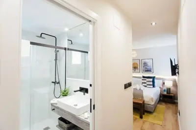 Un baño de Modern attractive- 2Bd 2Bth- centric