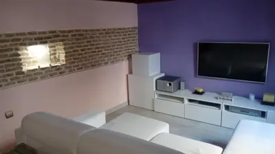 Una televisión o centro de entretenimiento en COSY DOUBLE ROOM + PRIVATE BATHROOM SEVILLA CENTER