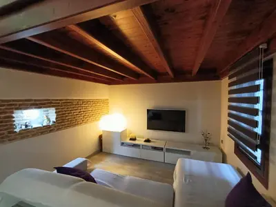 Una televisión o centro de entretenimiento en COSY DOUBLE ROOM + PRIVATE BATHROOM SEVILLA CENTER