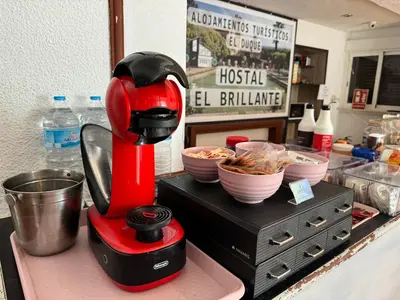 Una cocina o zona de cocina en Hostal El Brillante - Alojamientos El Duque